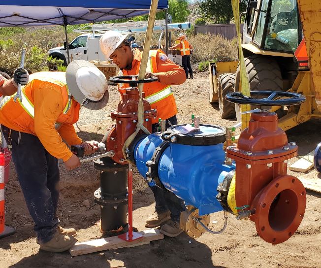 Water Distribution Crew training with a large diameter valve